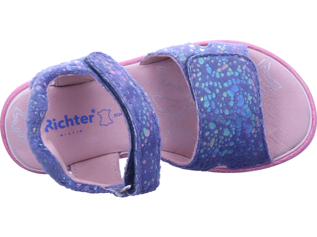 Richter Mädchen   in blau